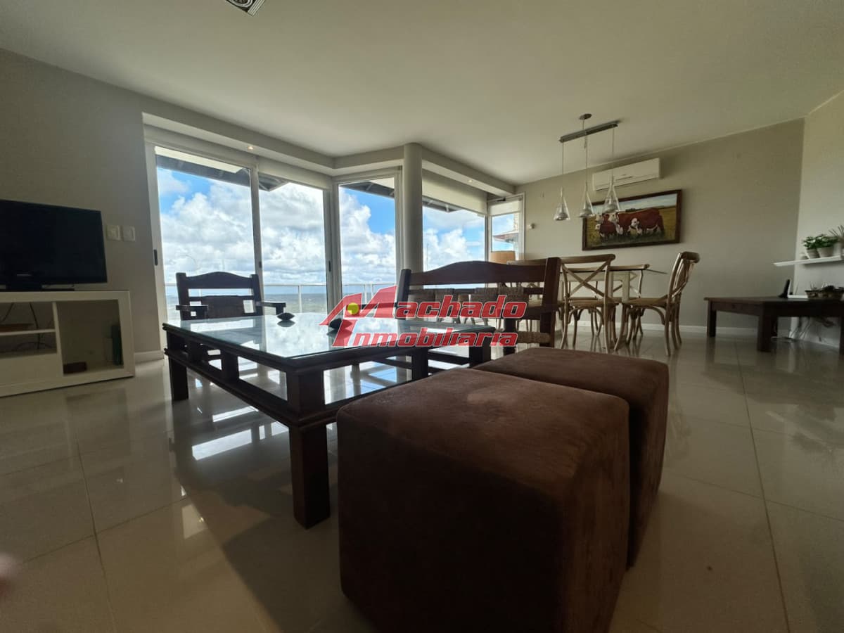 Departamento de 3 dormitorios en venta en Primera linea de playa Mansa