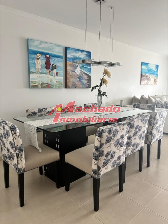 Apartamento de 2 dormitorios en Playa Mansa en venta