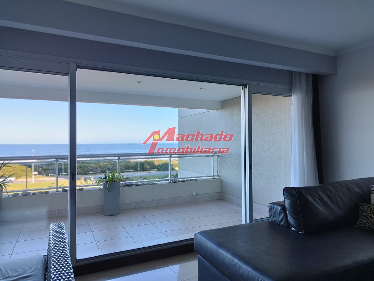 Alquiler y venta de apartamento frente a playa brava