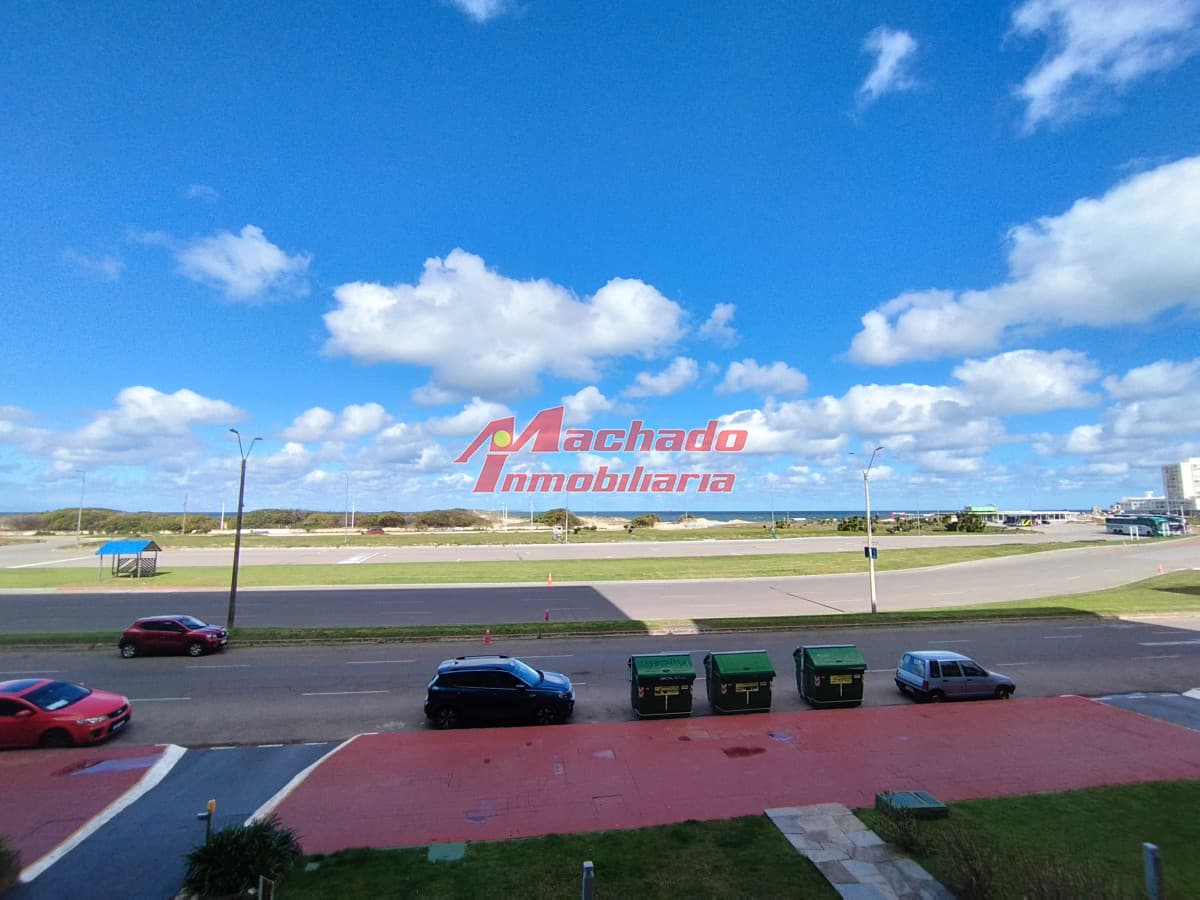 Apartamento de 2 dormitorios y medio frente al mar