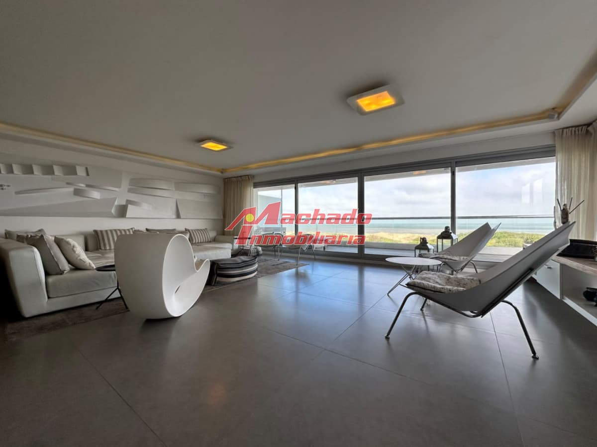 Apartamento en venta en venta. Primera linea de la Brava. Edificio de categoria
