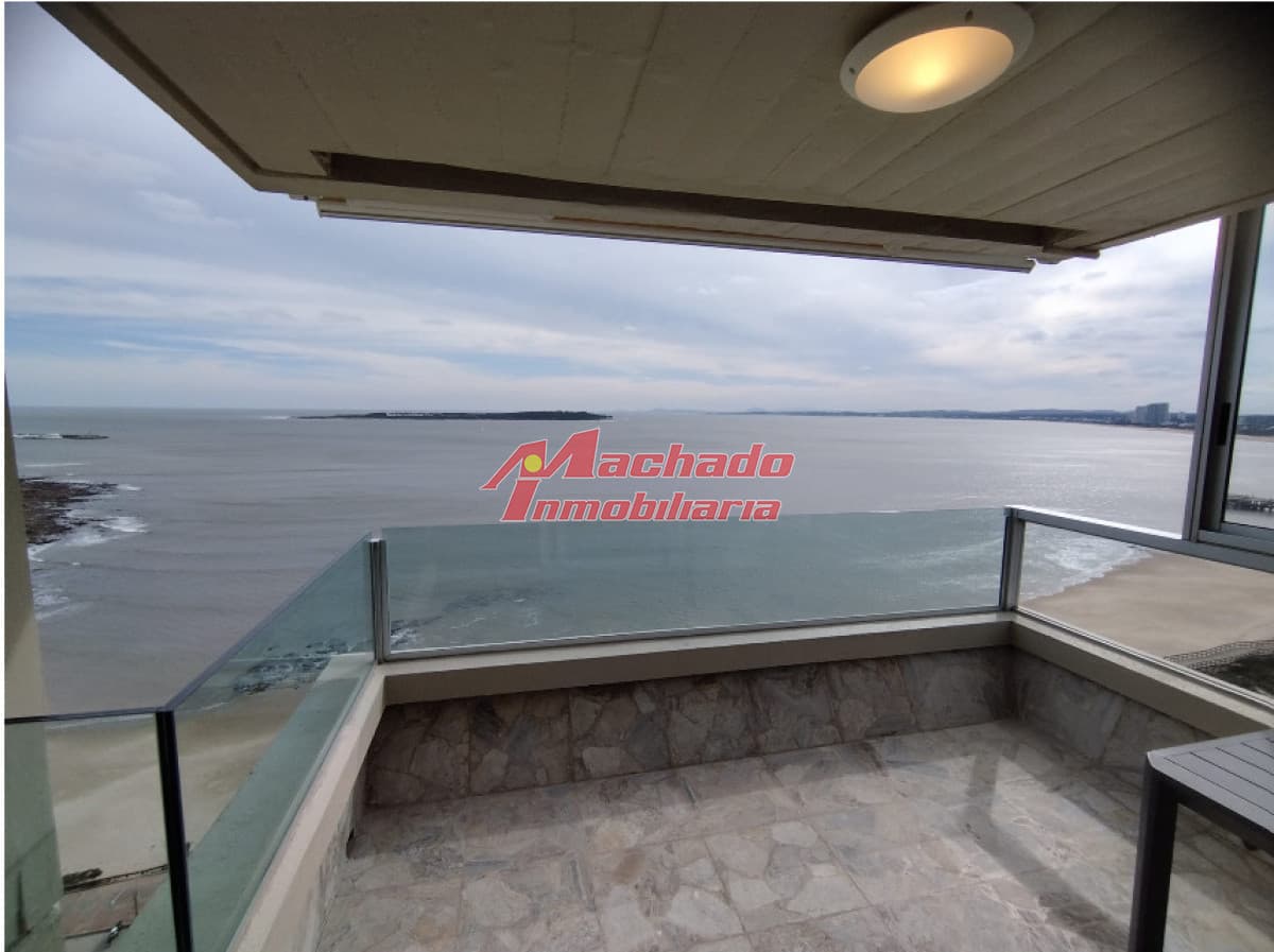 Alquiler de apartamento de 3 dormitorios y dependencia en Punta del Este