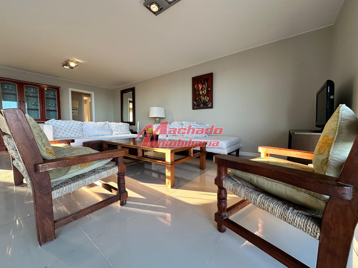 Departamento en alquiler anual en Primera linea de playa Mansa