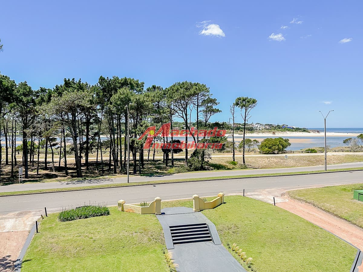 Apartamento de dos dormitorios en venta en primera linea de La Brava -