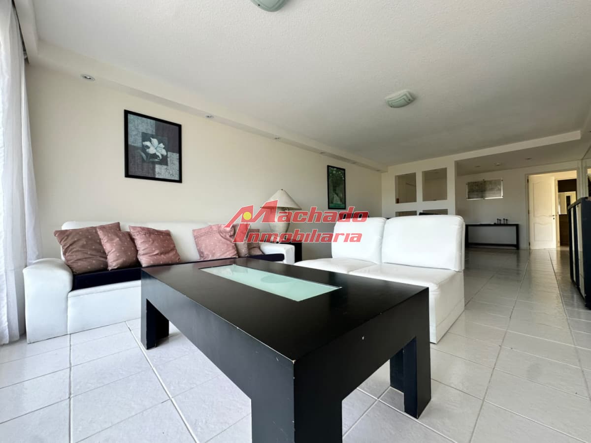 Apartamento en venta de 3 dormitorios y dependencia en Punta del Este