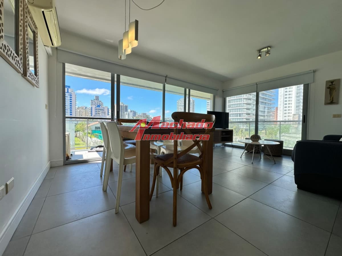 Apartamento de 2 dormitorios en venta y alquiler en Punta del Este