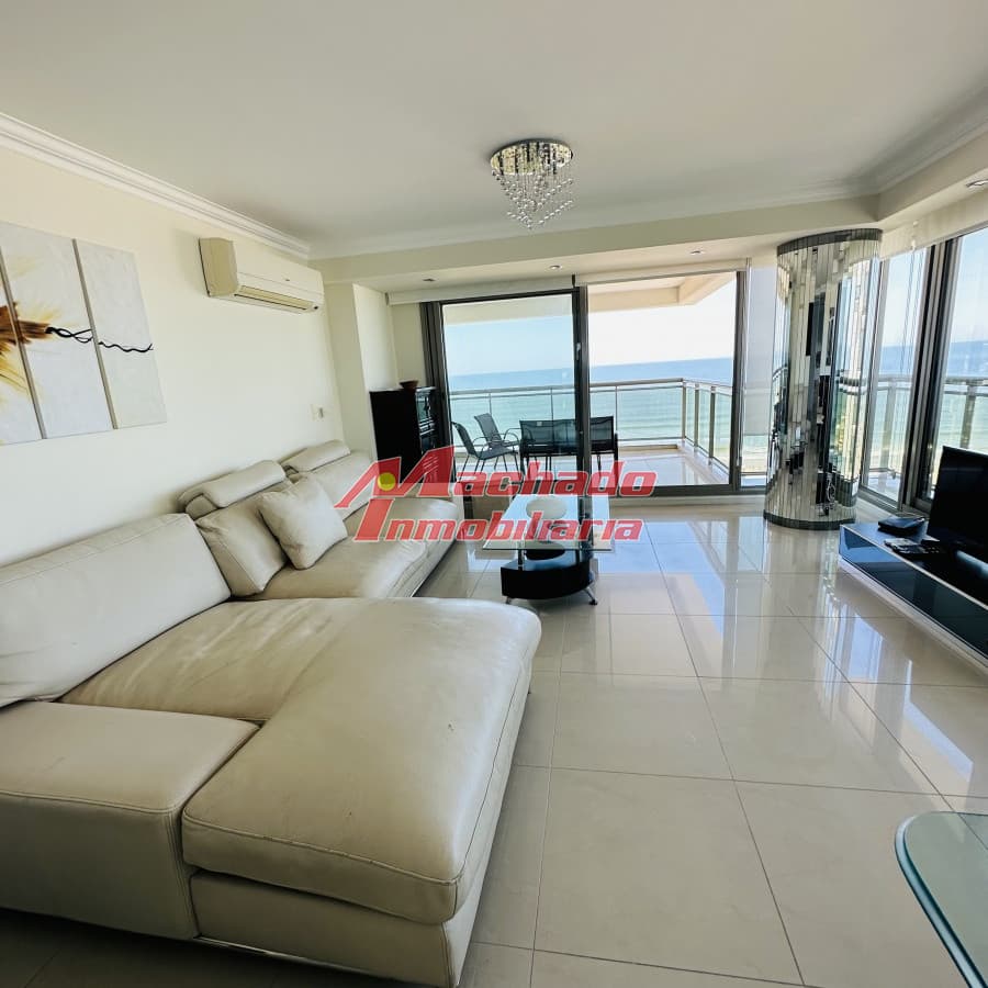 Apartamento en venta , primera linea, playa brava.·9171