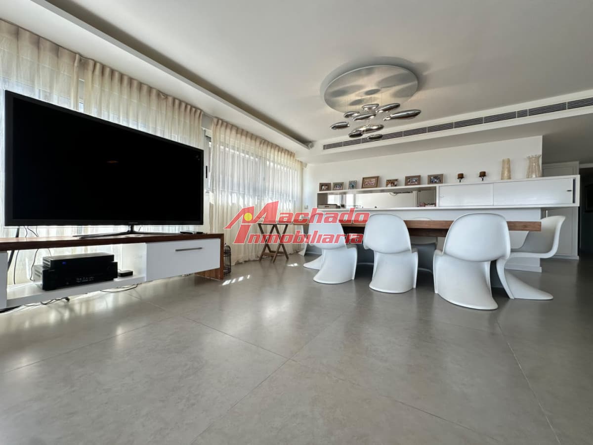 Apartamento en venta en venta. Primera linea de la Brava. Edificio de categoria