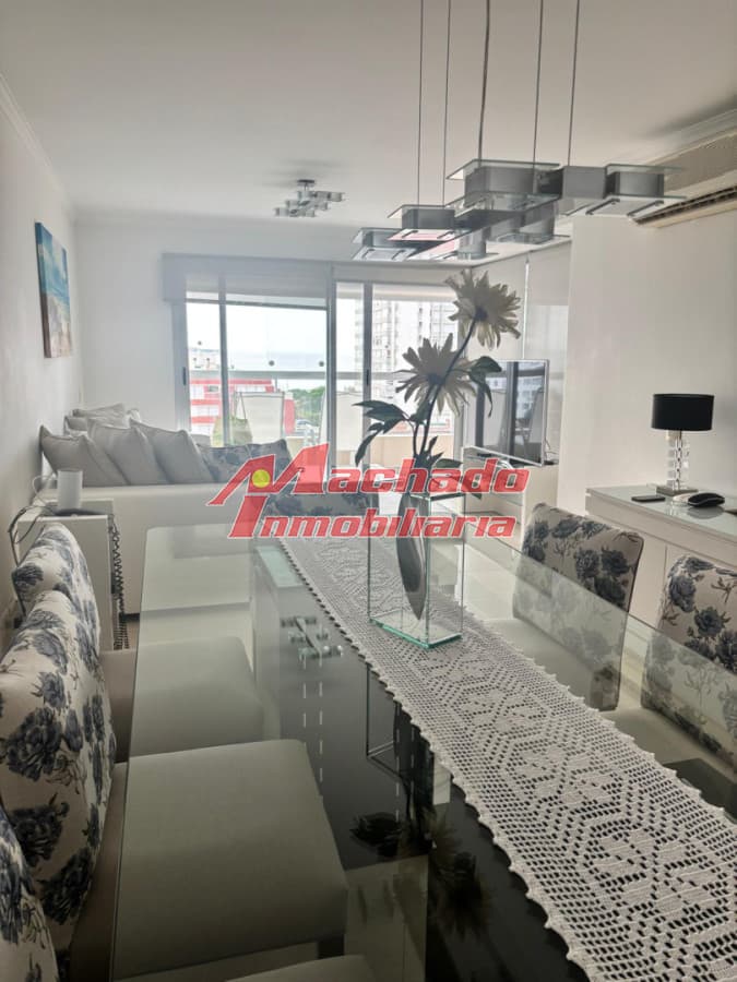 Apartamento de 2 dormitorios en Playa Mansa en venta