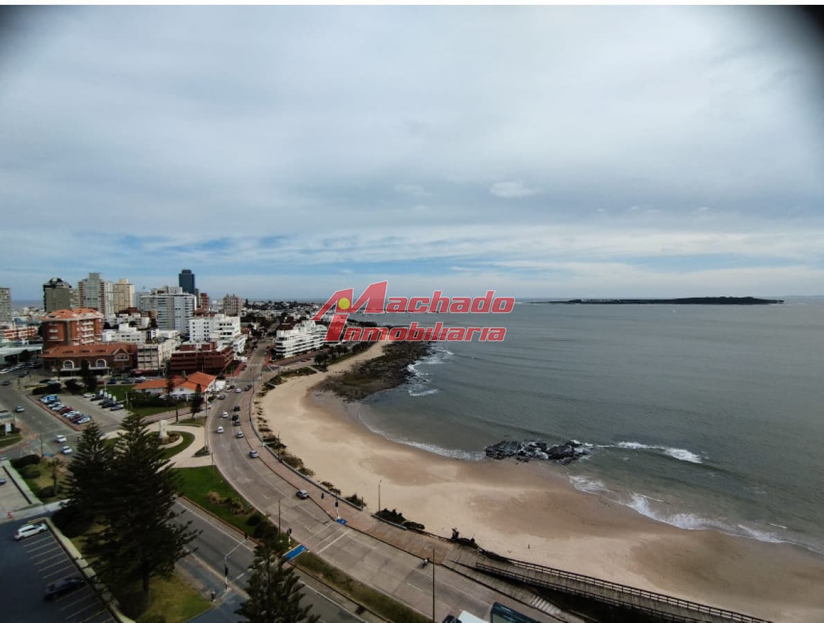 Alquiler de apartamento de 3 dormitorios y dependencia en Punta del Este