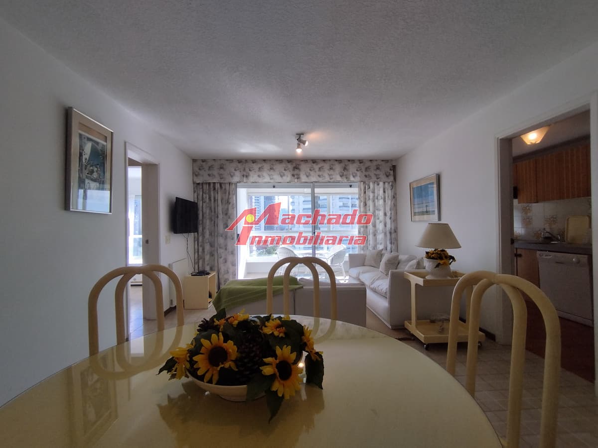 Alquiler y venta de apartamento de dos dormitorios en Punta del Este