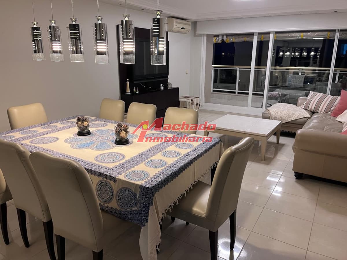 Apartamento en alquiler temporal en playa Mansa. Edificio de categoria