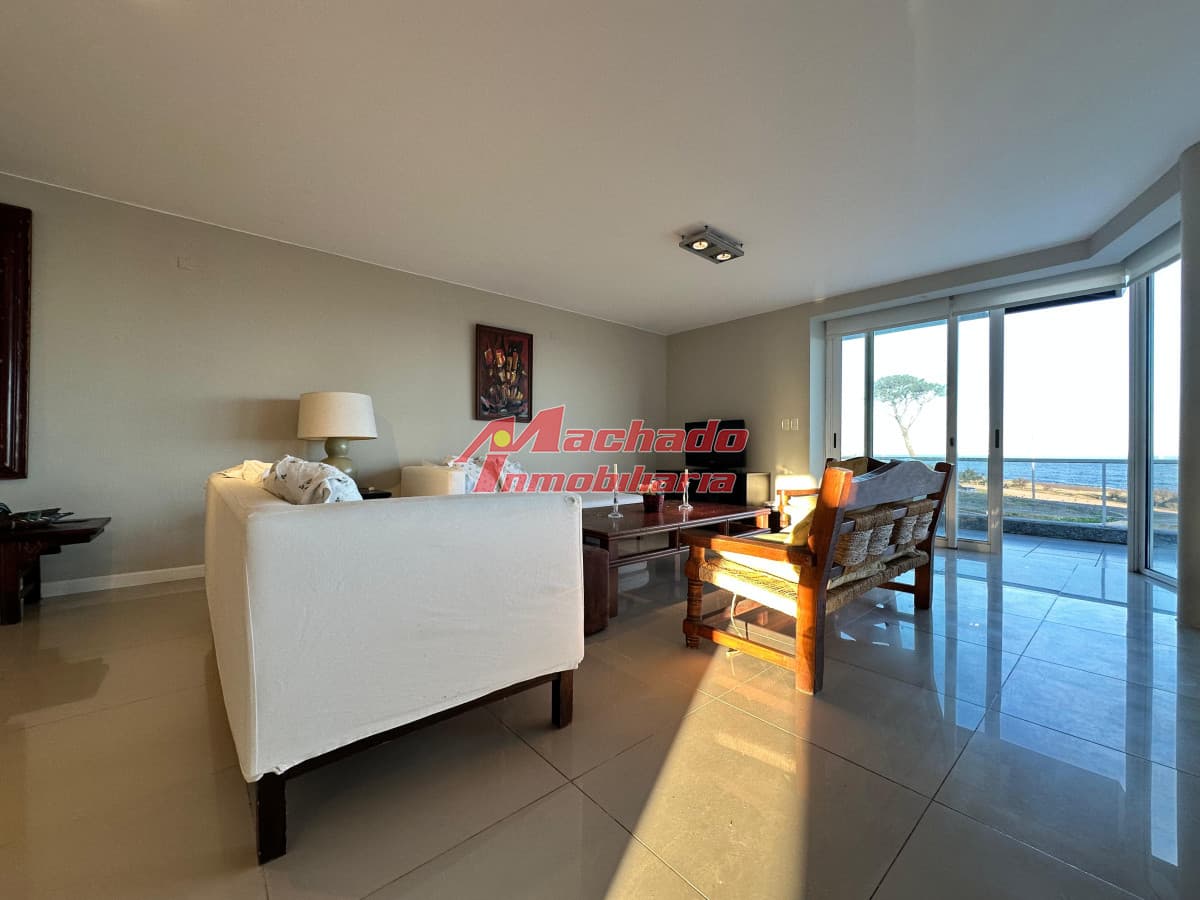 Departamento en alquiler anual en Primera linea de playa Mansa