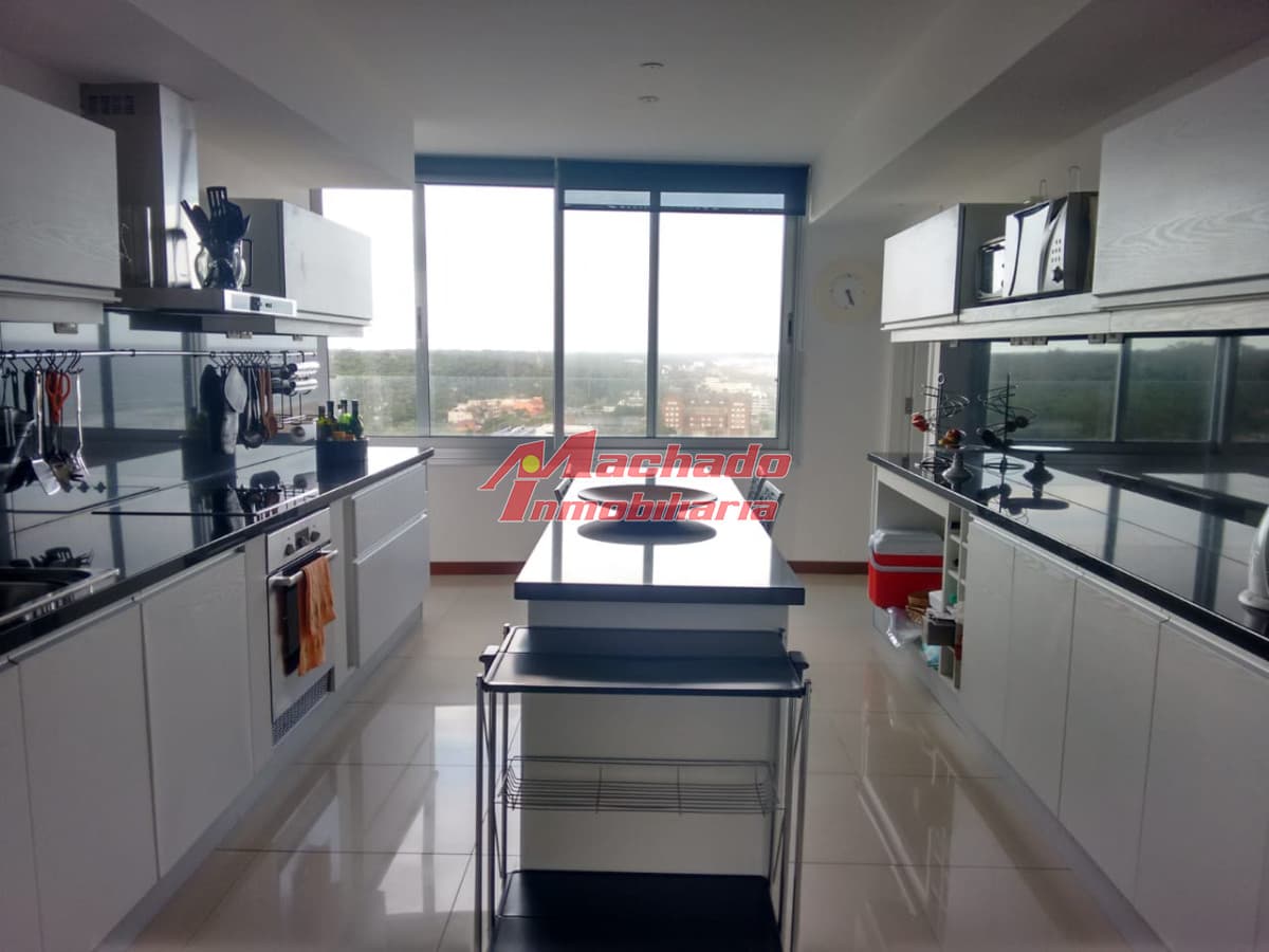 Alquiler y venta de excepcional departamento en Punta del Este