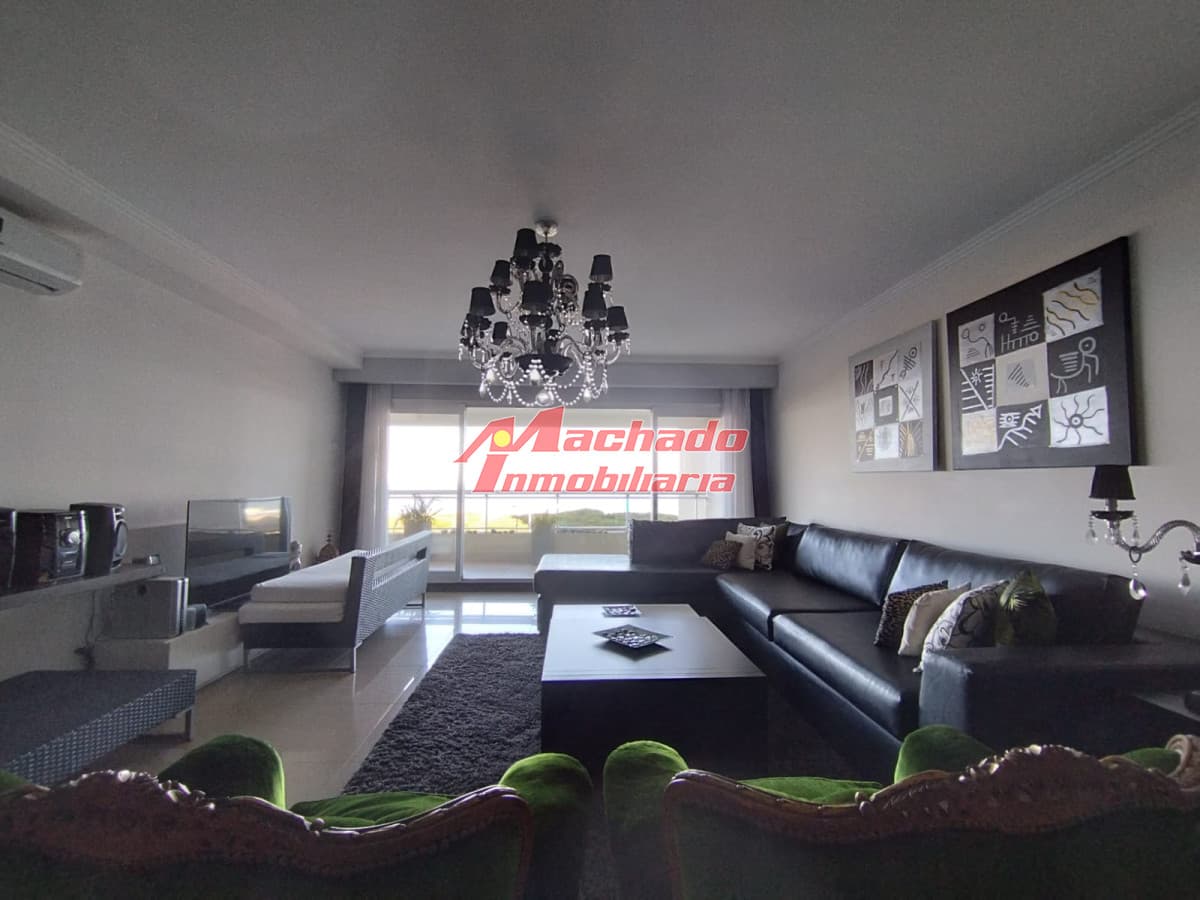 Alquiler y venta de apartamento frente a playa brava