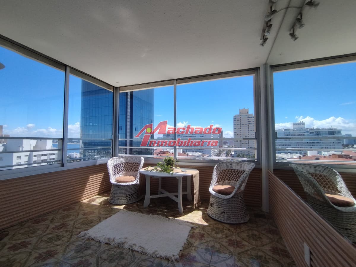 Alquiler de apartamento de 3 dormitorios y dependencia de servicio en Punta del Este