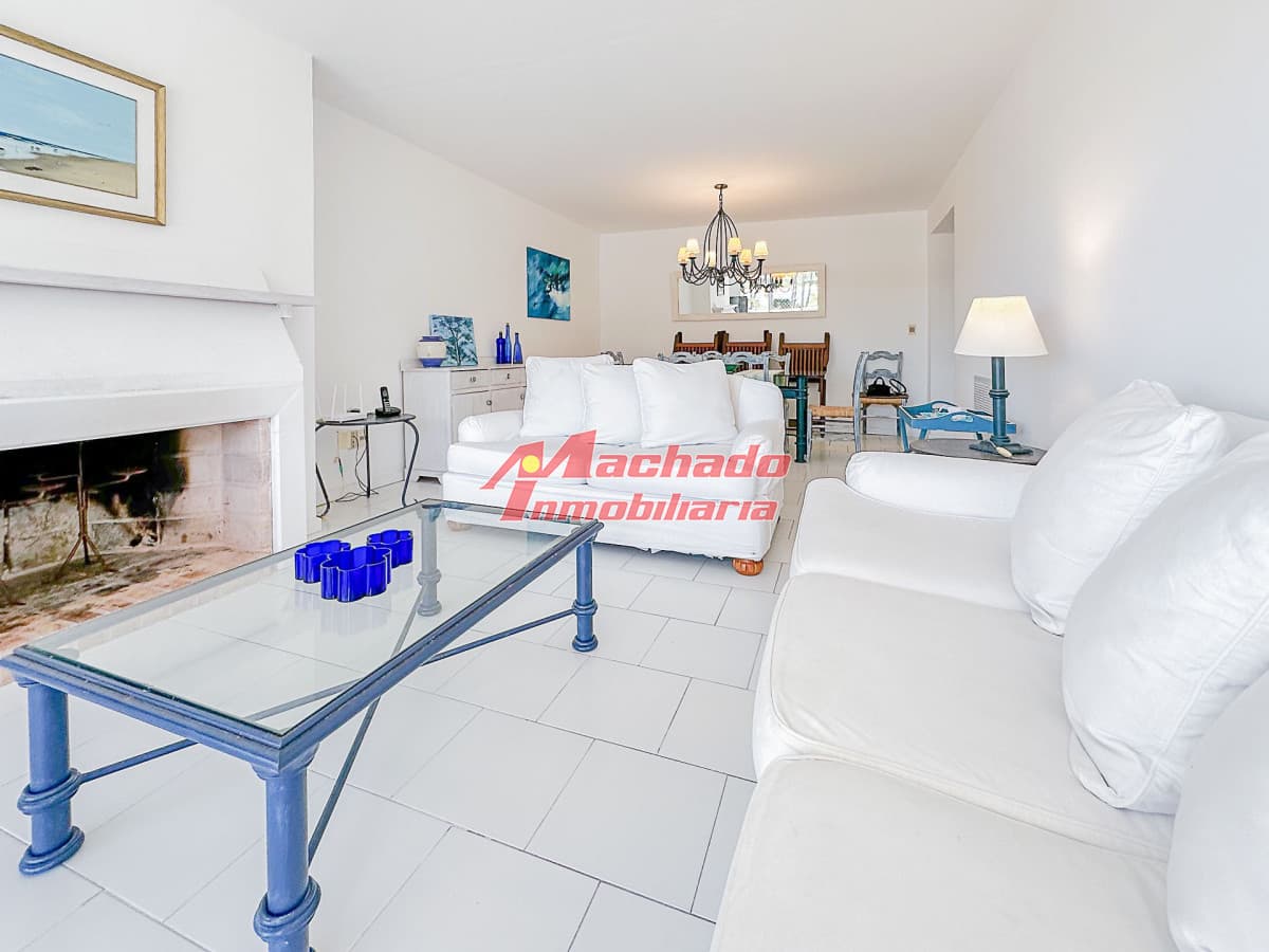 Apartamento de dos dormitorios en venta en primera linea de La Brava -