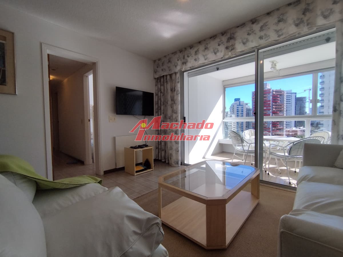 Alquiler y venta de apartamento de dos dormitorios en Punta del Este