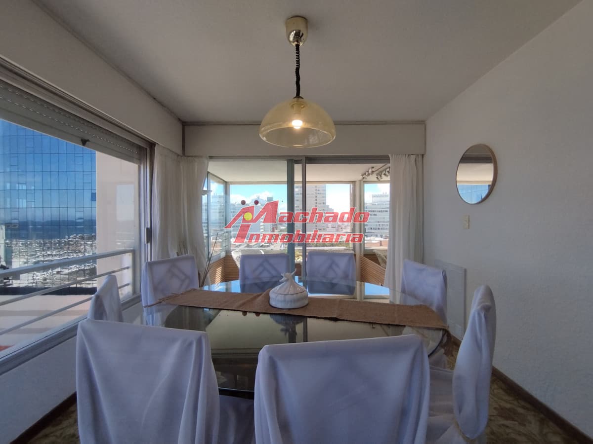 Alquiler de apartamento de 3 dormitorios y dependencia de servicio en Punta del Este