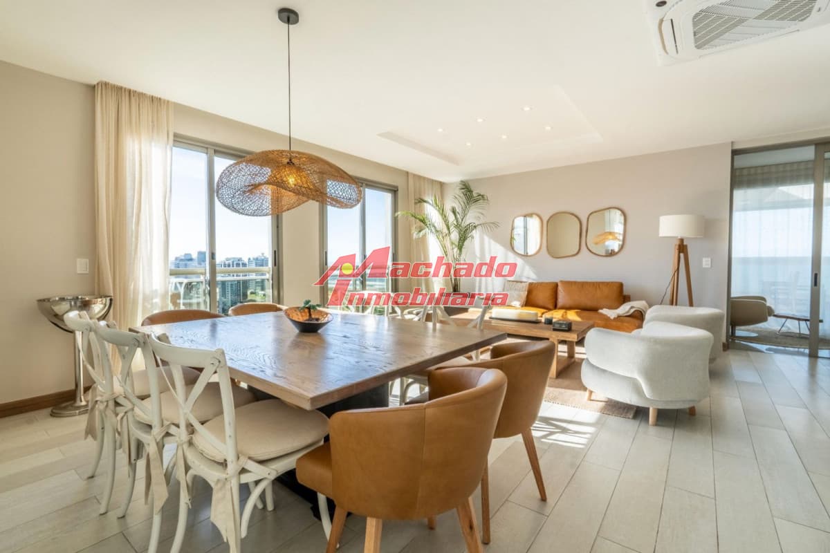 Apartamento de 5 dormitorios en venta en Punta del Este.-