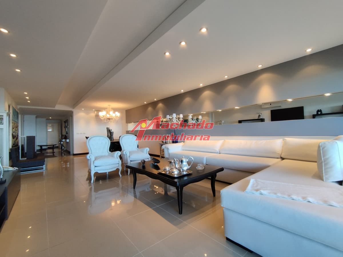 Apartamento en Venta y alquiler   frente a playa brava