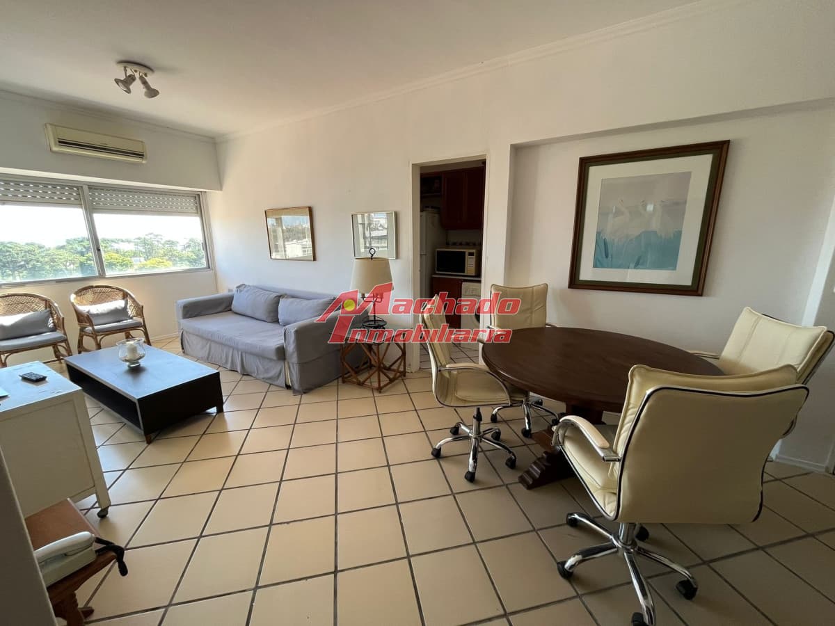 Alquiler y venta de apartamento de dos dormitorios en Punta del Este