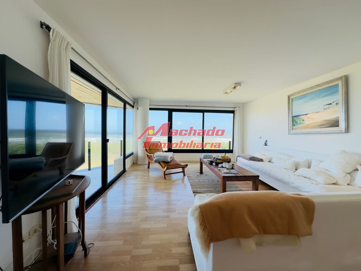 venta de apartamento pent house frente a playa brava