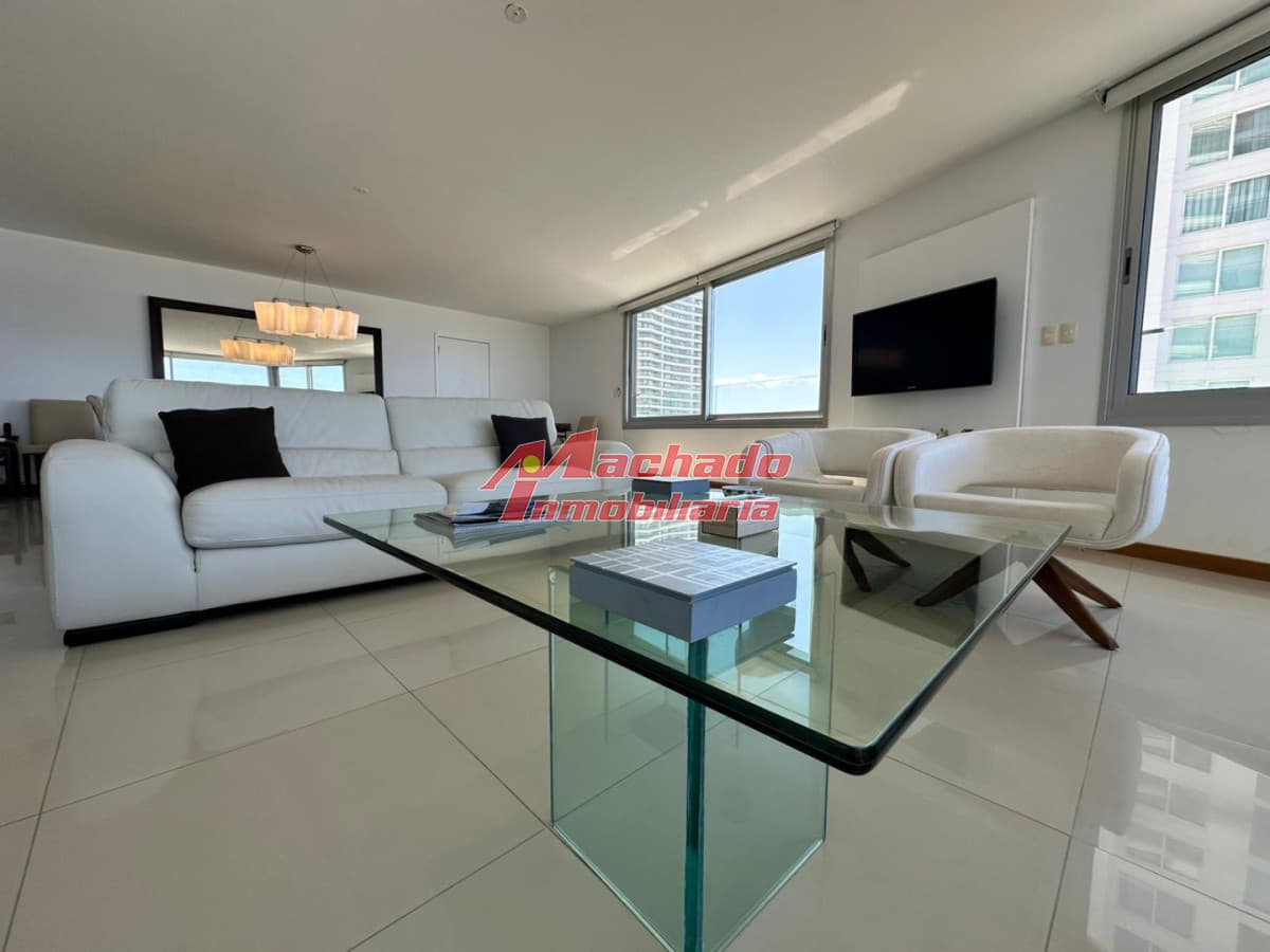 Apartamento de 3 dorm más dep en venta en Punta del Este