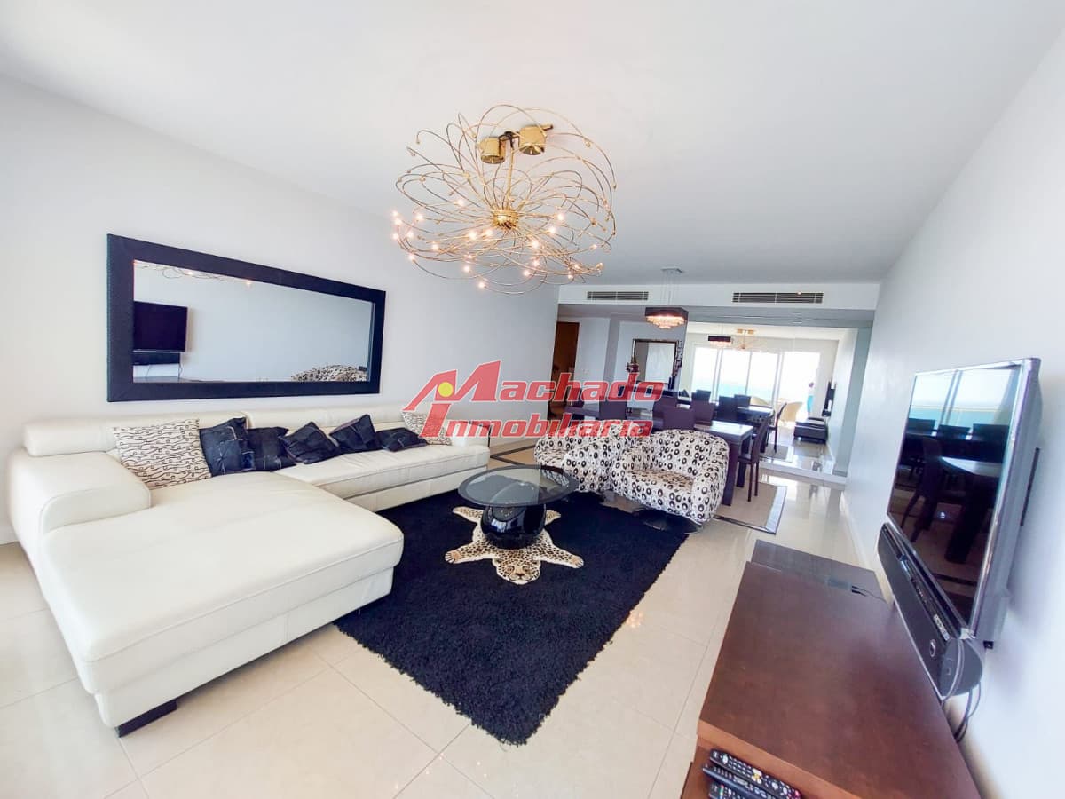 Alquiler de apartamento de 3 dormitorios +dep de servicio en Punta del Este
