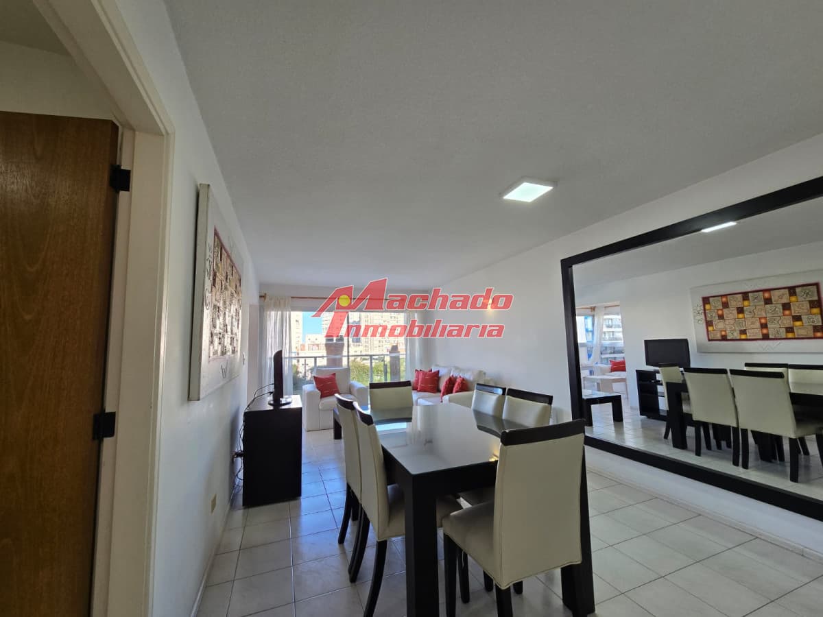 Apartamento de dos dormitorios y medio en alquiler en Punta del Este