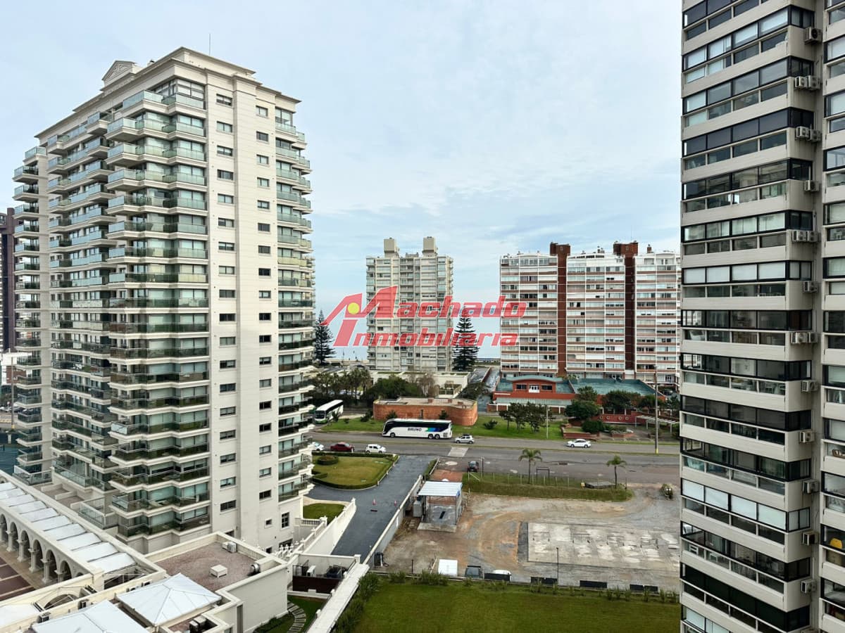 Apartamento de 3 dormitorios en venta en Punta del Este