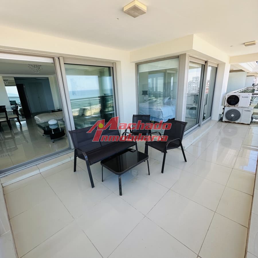 Apartamento en venta , primera linea, playa brava.·9171