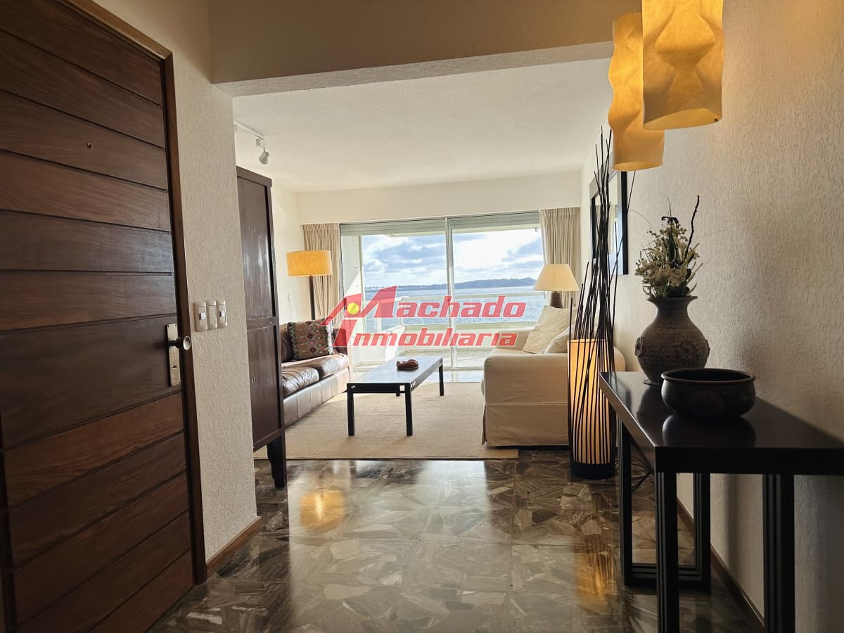 Apartamento en alquiler de 3 dormitorios frente al mar  en Punta del Este