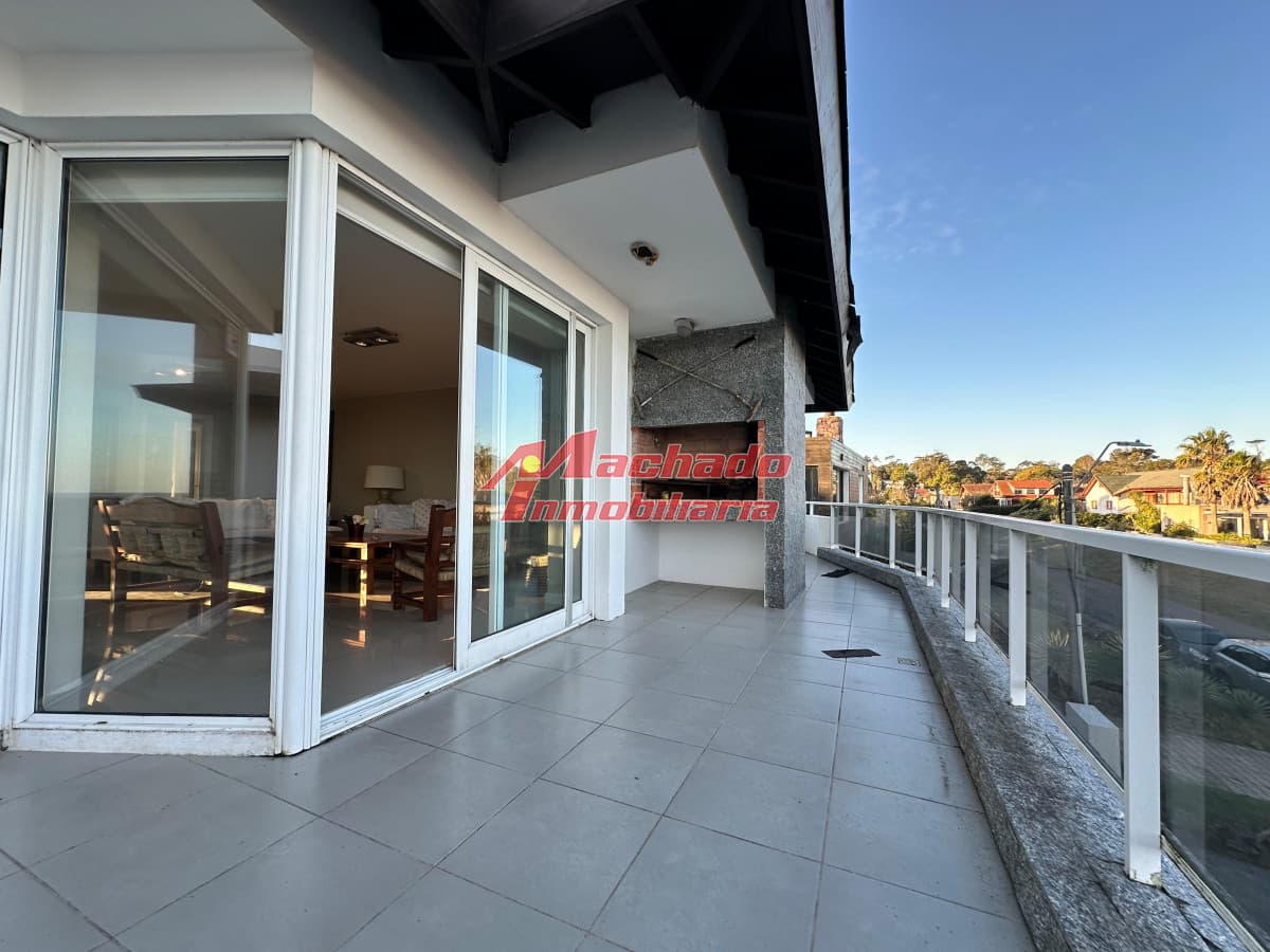 Departamento en alquiler anual en Primera linea de playa Mansa
