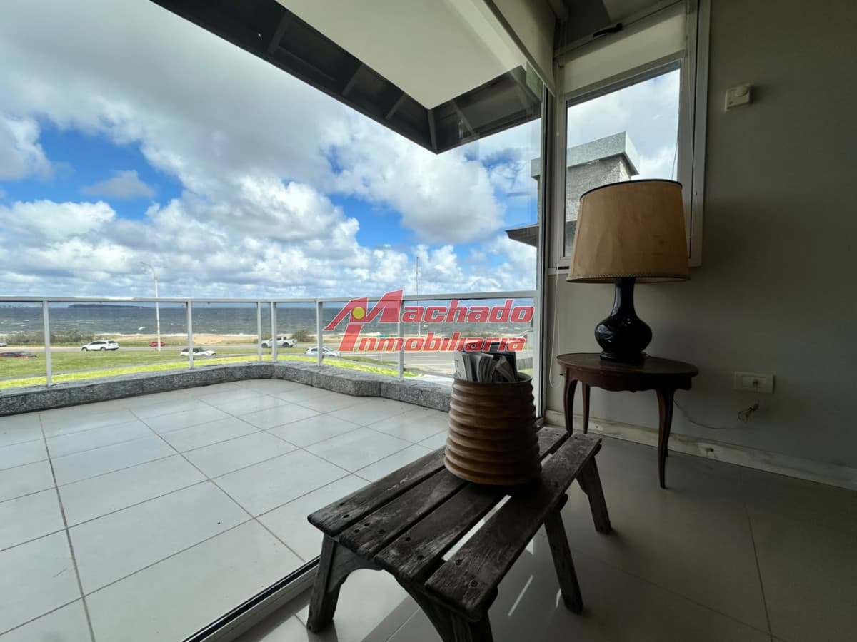 Departamento de 3 dormitorios en venta en Primera linea de playa Mansa