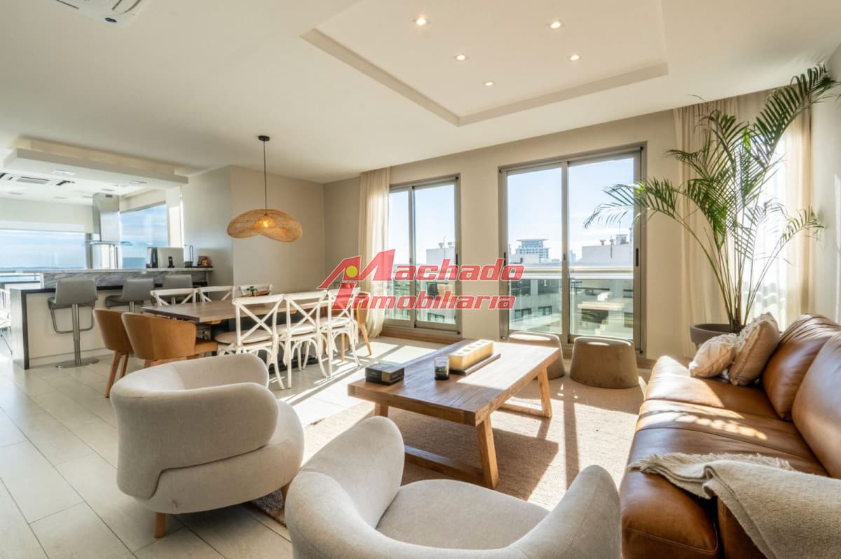 Apartamento de 5 dormitorios en venta en Punta del Este.-