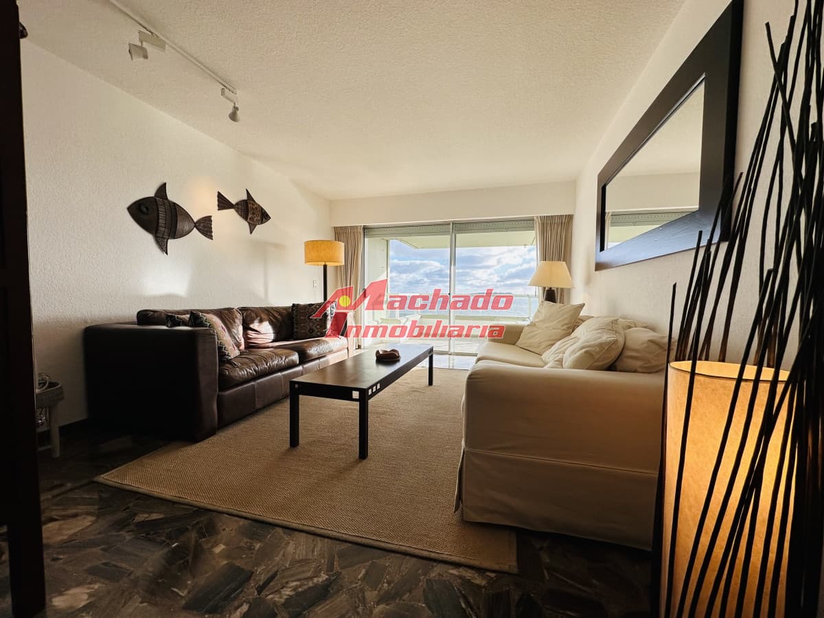 Apartamento en alquiler de 3 dormitorios frente al mar  en Punta del Este