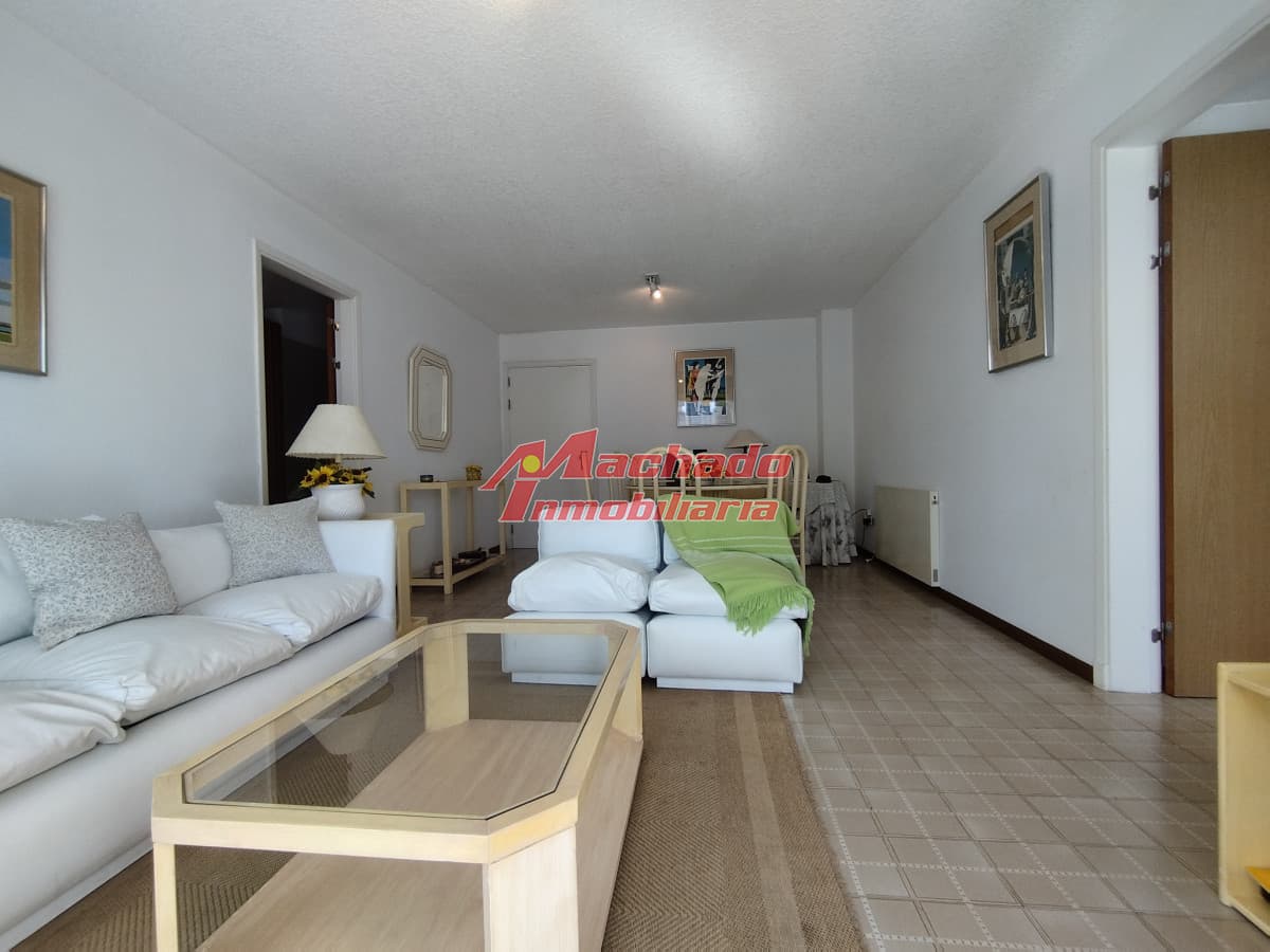 Alquiler y venta de apartamento de dos dormitorios en Punta del Este