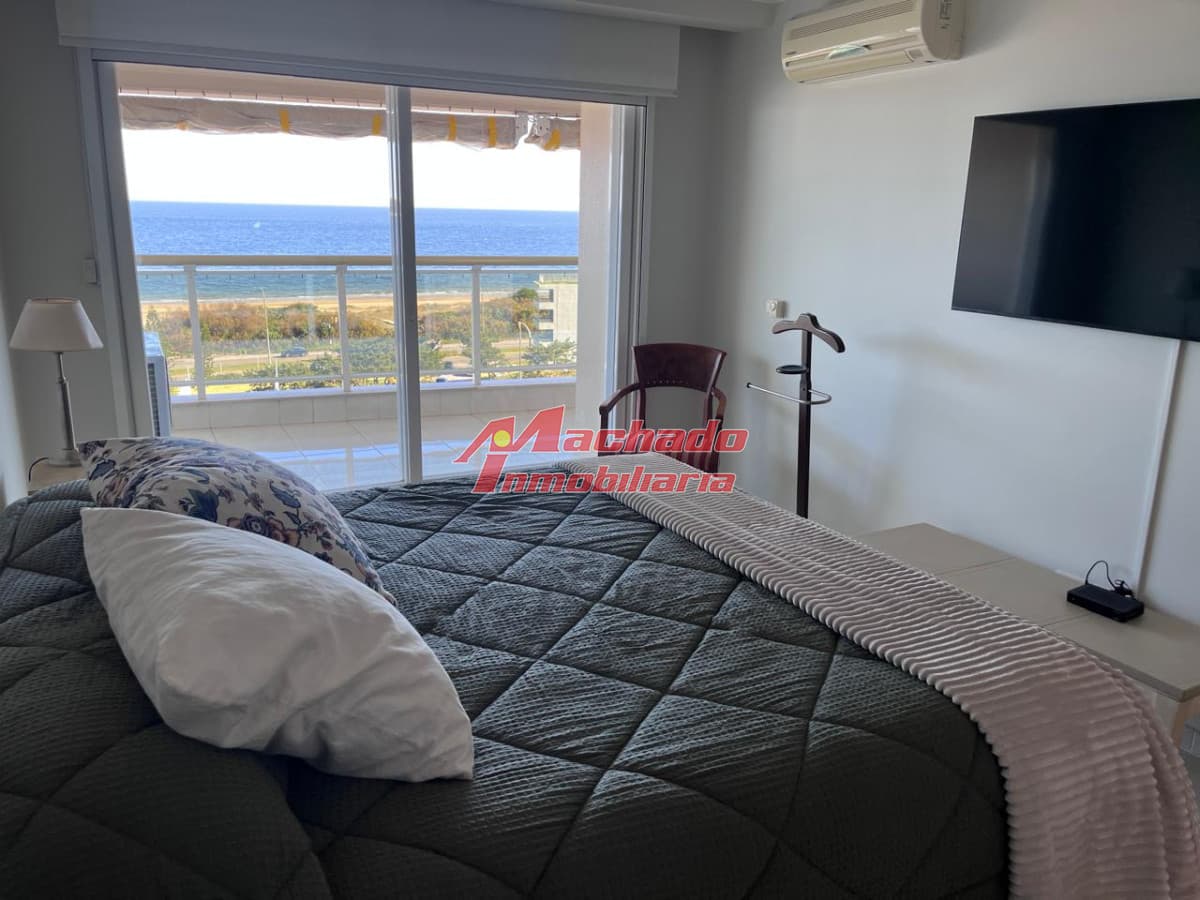 Apartamento en alquiler temporal en playa Mansa. Edificio de categoria