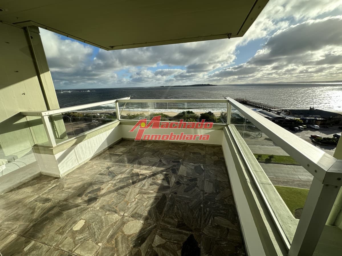 Apartamento en alquiler de 3 dormitorios frente al mar  en Punta del Este