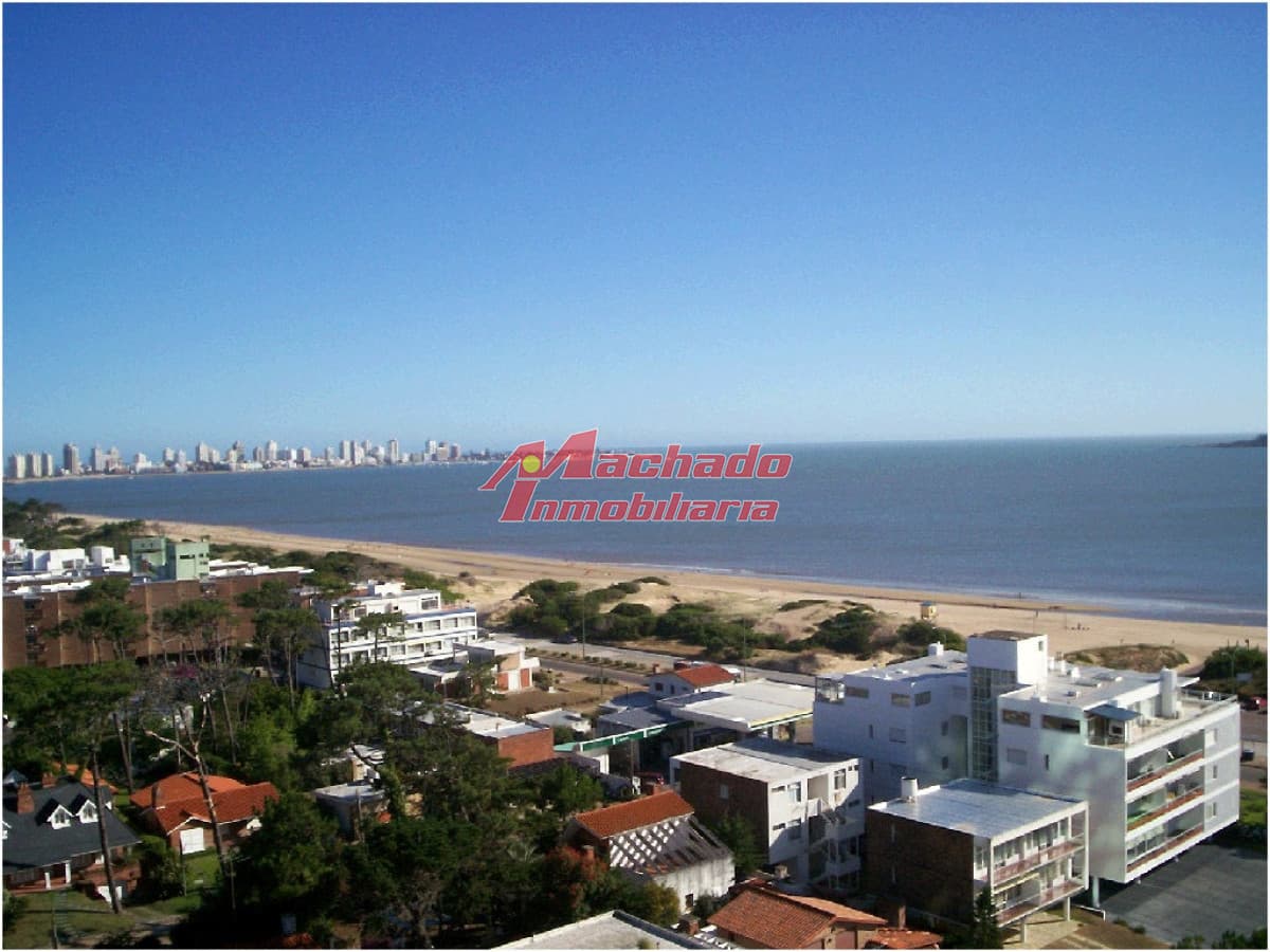 Apartamento en venta de 3 dormitorios y dependencia en Punta del Este