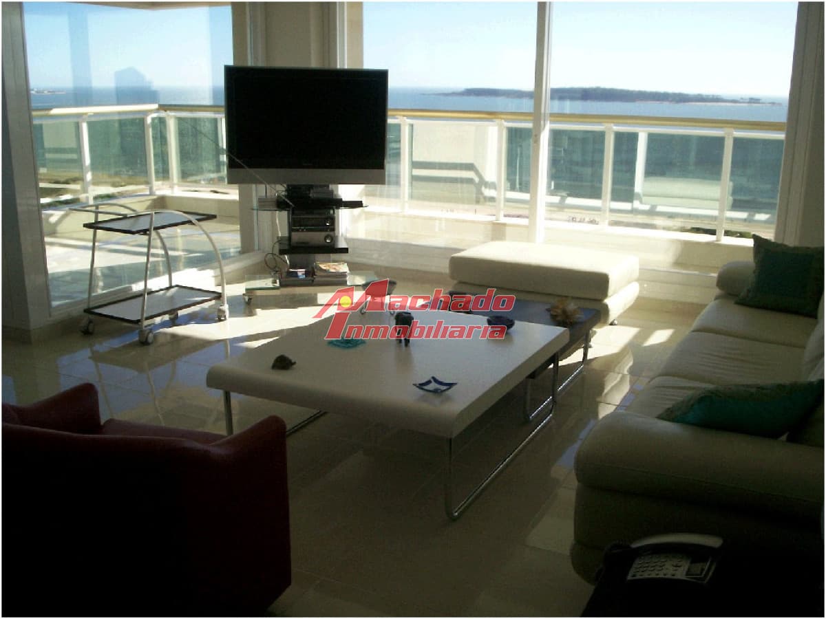 Apartamento en venta de 3 dormitorios y dependencia en Punta del Este