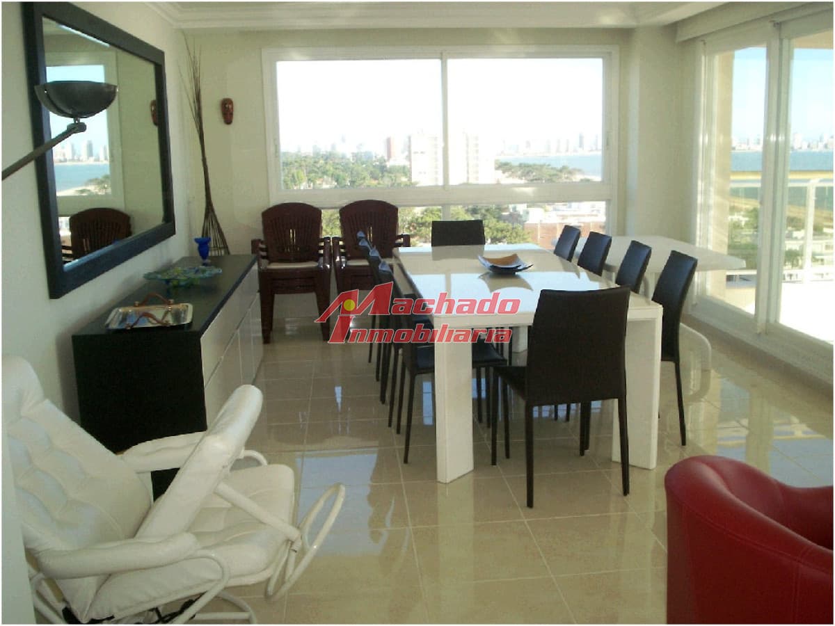 Apartamento en venta de 3 dormitorios y dependencia en Punta del Este
