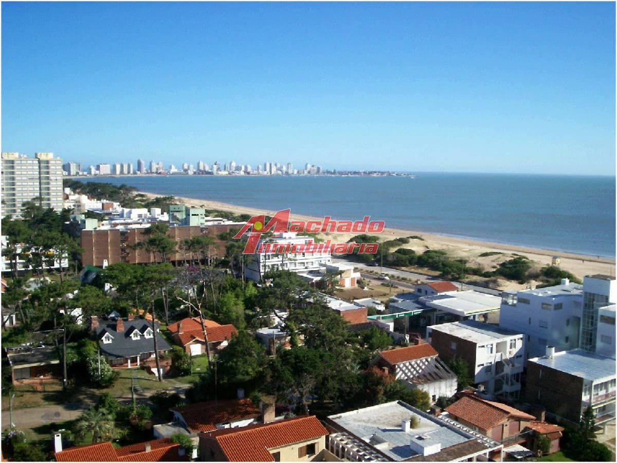Apartamento en venta de 3 dormitorios y dependencia en Punta del Este