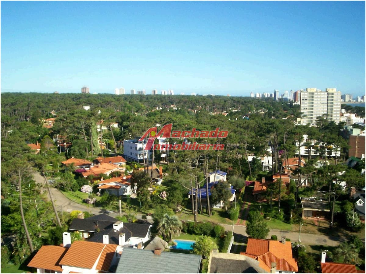 Apartamento en venta de 3 dormitorios y dependencia en Punta del Este
