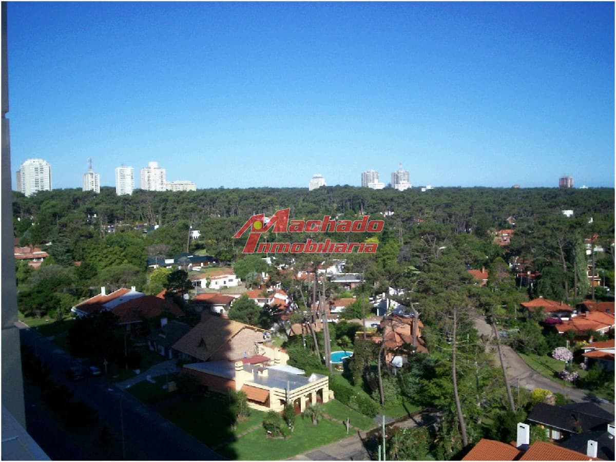 Apartamento en venta de 3 dormitorios y dependencia en Punta del Este