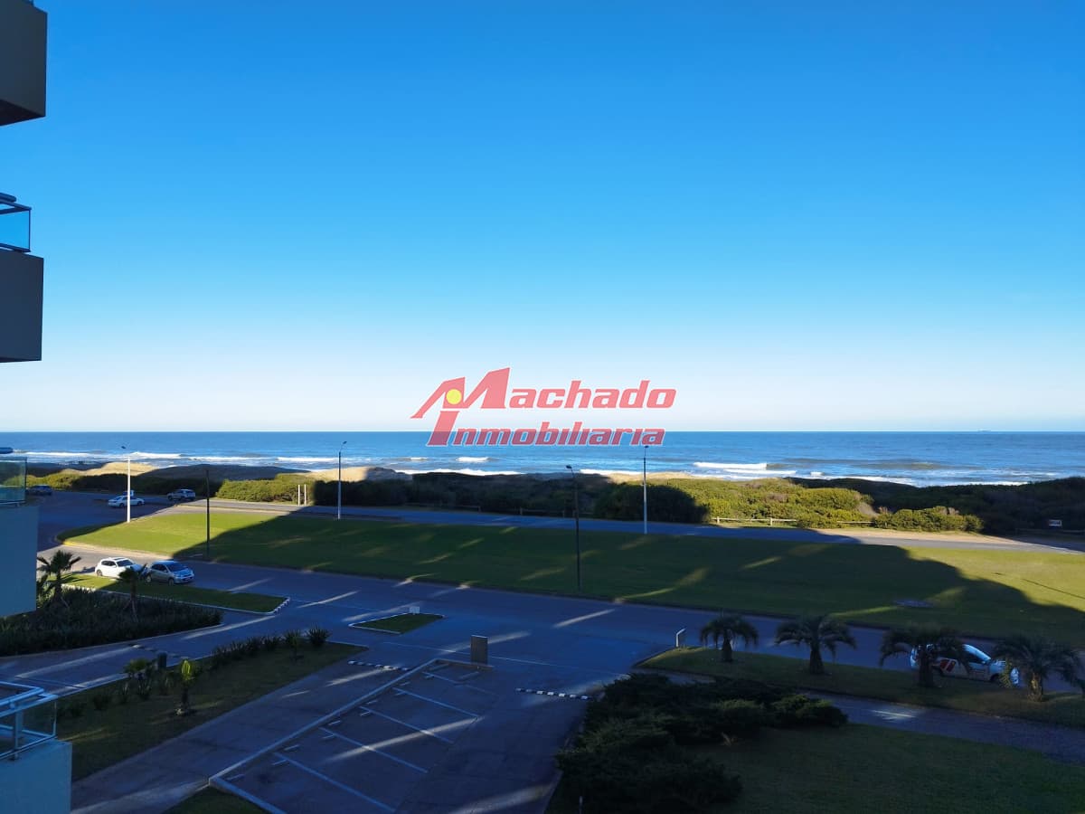 Apartamento en Venta y alquiler   frente a playa brava