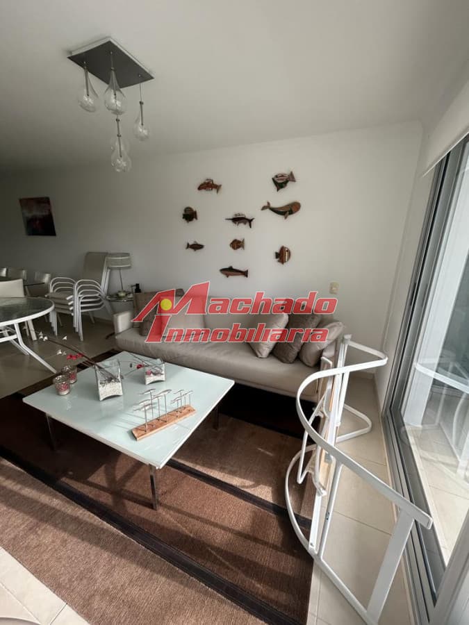 Apartamento de 2 dormitorios en Playa Mansa en venta
