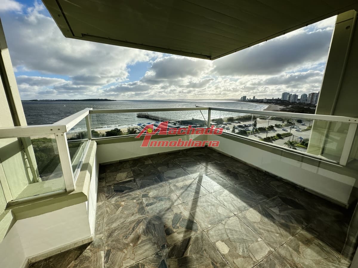 Apartamento en alquiler de 3 dormitorios frente al mar  en Punta del Este