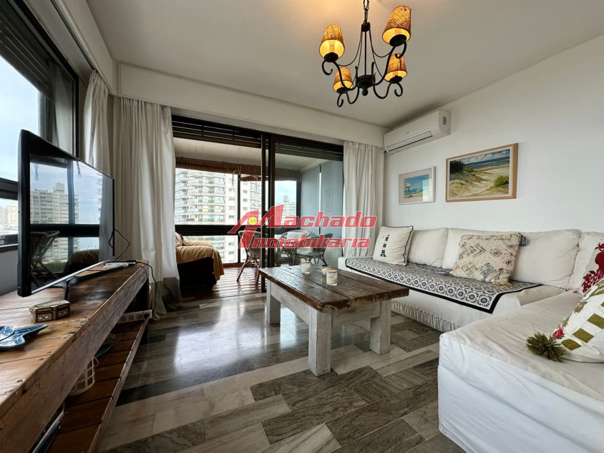 Apartamento de 3 dormitorios en venta en Punta del Este